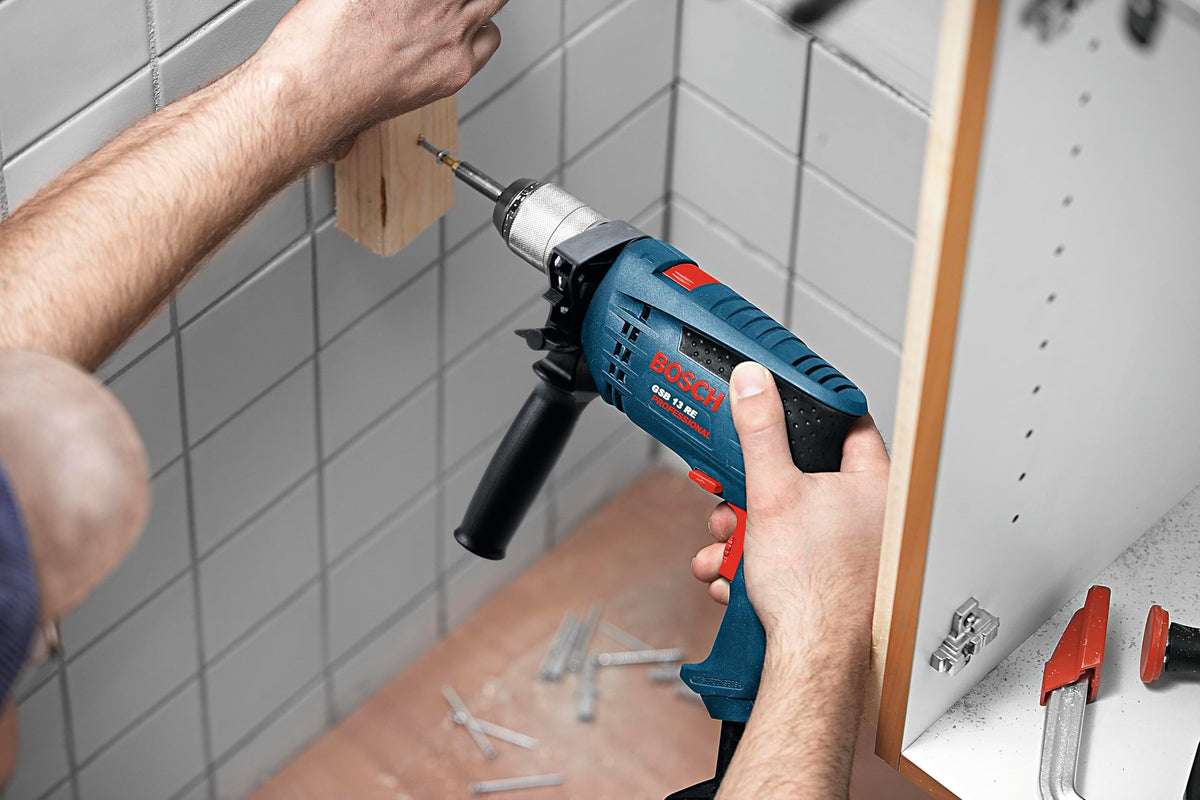 Bosch Professional Schlagbohrmaschine GSB 13 RE (600 Watt, inkl. Tiefenanschlag 210 mm, Schnellspannbohrfutter 13 mm, im Karton) mit Zubehör