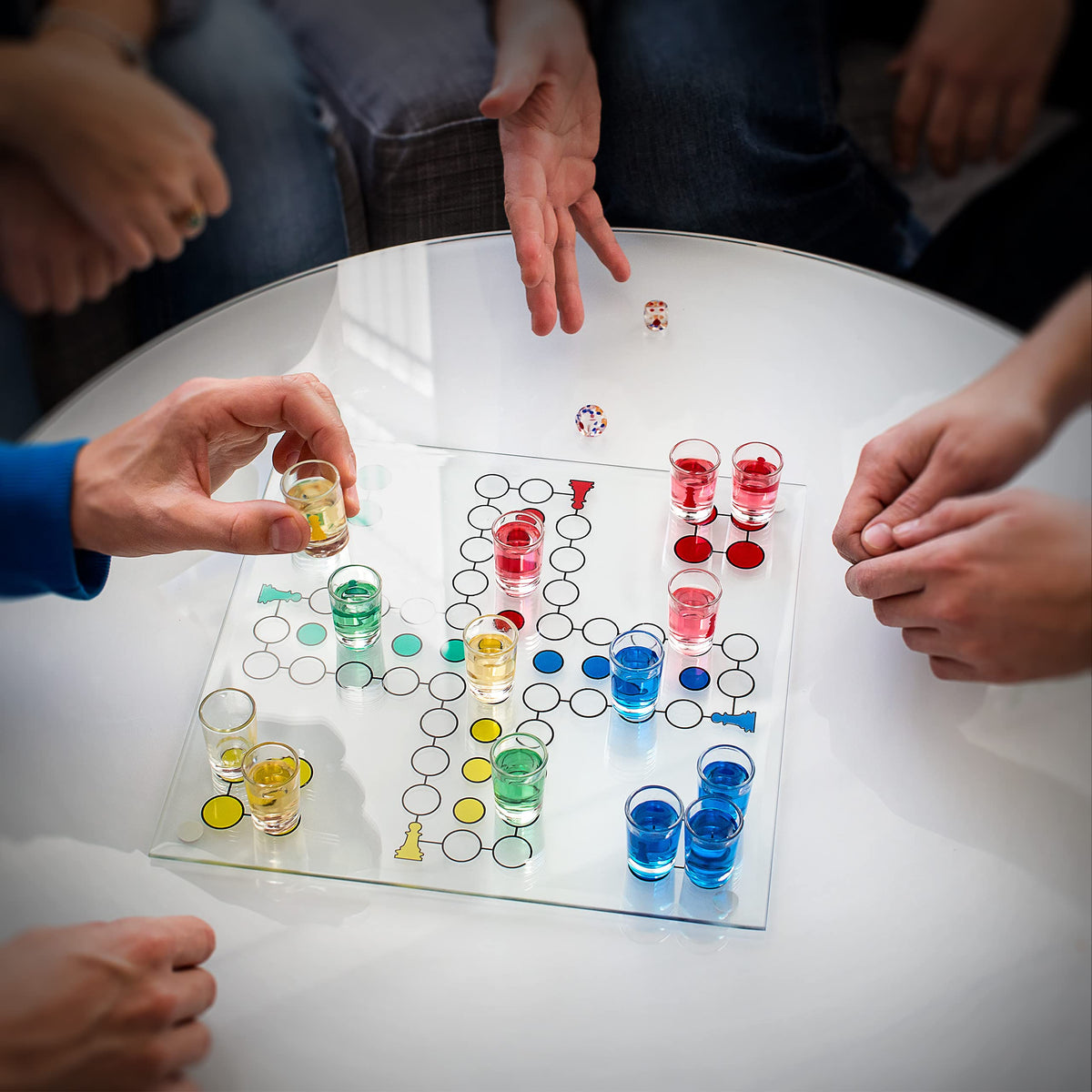 Relaxdays Drinking Ludo Spiel, Partyspiel für Erwachsene, Brett, 2 Würfel & 16 Shotgläser, lustiges Trinkspiel, bunt