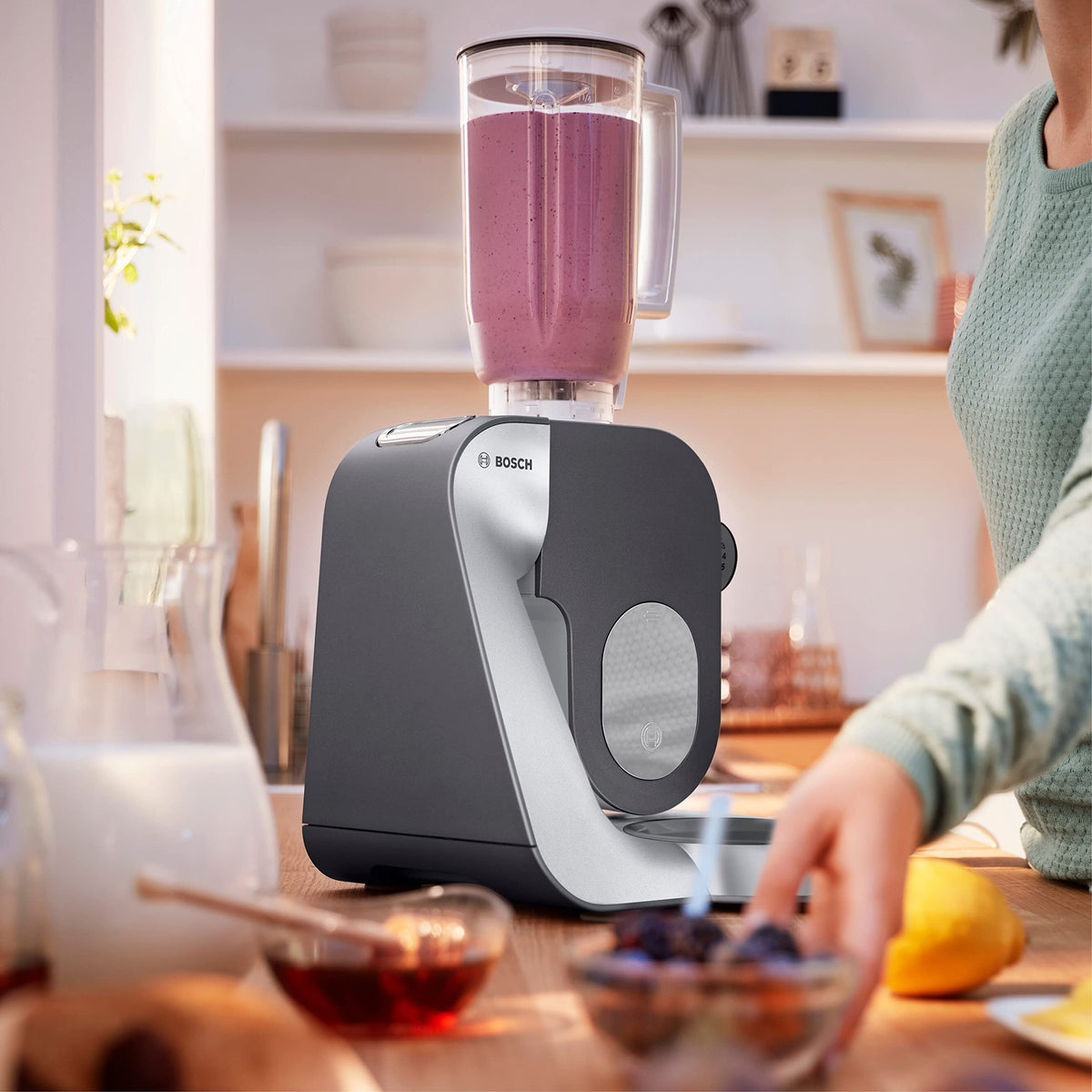 Bosch Küchenmaschine Serie 4, Schüssel 3,9 L spülmaschinenfest, Mixer 1,25 L, Fleischwolf, Zitruspresse, Knethaken, Rührbesen, Durchlaufschnitzler, 3 Scheiben, 900 W, Anthrazit/Silber, MUM56340