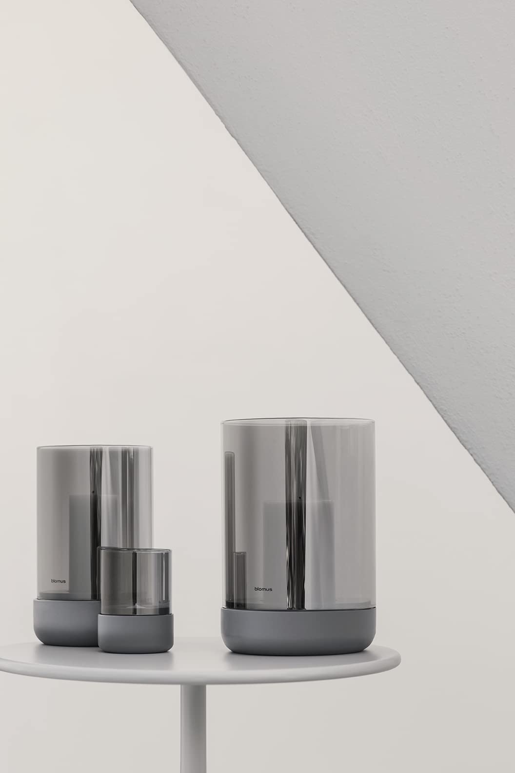 blomus Windlicht CALMA | Kerzenhalter aus hochwertigem Beton und Glas | Farbe Light Gray | Größe M | 12L x 12B x 20H cm | Indoor | exkl. Kerze
