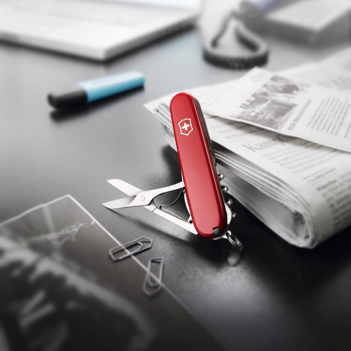 Victorinox Schweizer Taschenmesser Compact, 15 Funktionen, Swiss Made, Multitool Inkl. Klinge, Mini-Schraubendreher, Kapselheber, Rot