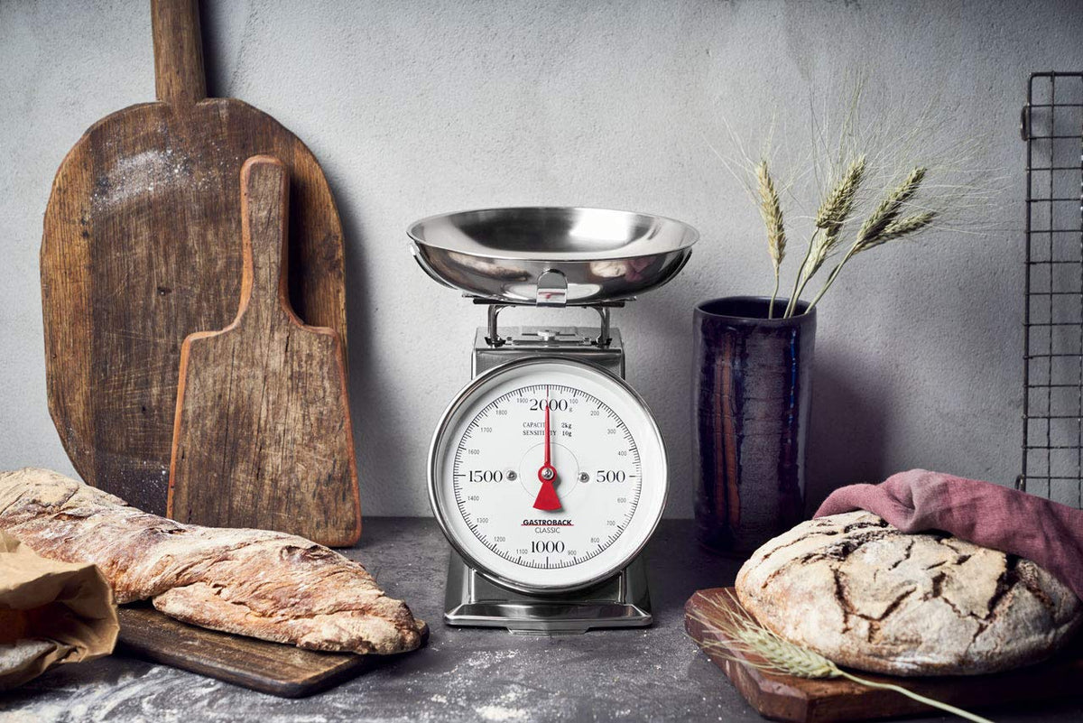 GASTROBACK Classic Edelstahl Waage 2 KG – Analog & Mechanisch, Ideal für Bäckereien, Küche, Gastronomie – Retro Design, Batterielose Backwaage mit Abnehmbarer Schüssel