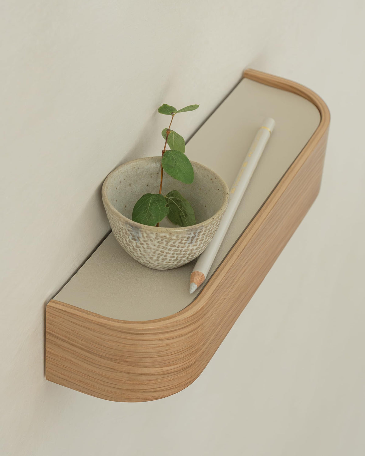 Kazai. Schlüsselbrett 'Toke' | Minimalistisches Schlüsselhaken-Design aus Berlin | Moderner Schlüsselhalter mit Ablage aus Holz | Schlüsselregal als Flur Möbel für die Wand | Eiche