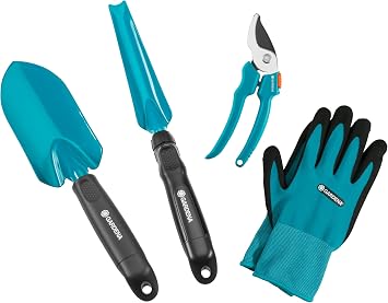 Gardena Grundausstattung Kleingeräte Aktion: 4-teiliges Gartenset für die Gartenpflege, universelle Gartenschere, stabile Blumenkelle, Unkrautstecher, atmungsaktive Gartenhandschuhe 8/M (8965-30)
