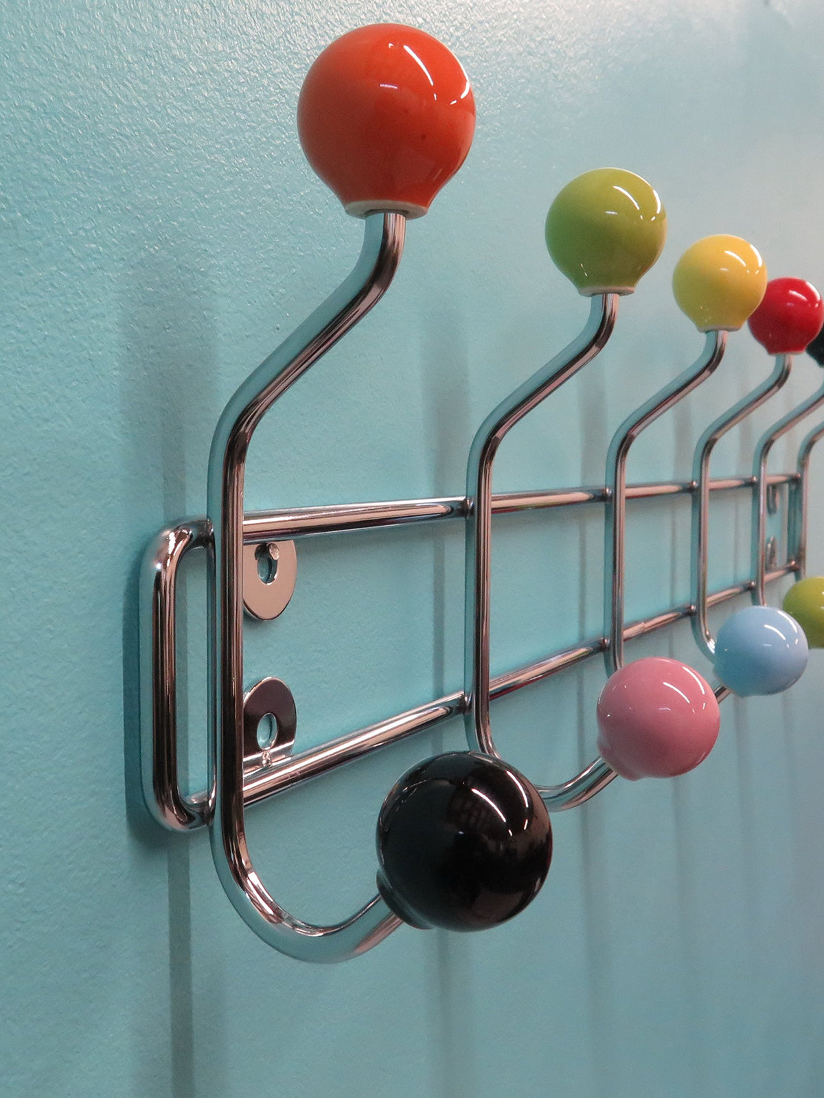 Delux Wandgarderobe mit 12 Haken, Chromoptik, bunte Keramikkugeln
