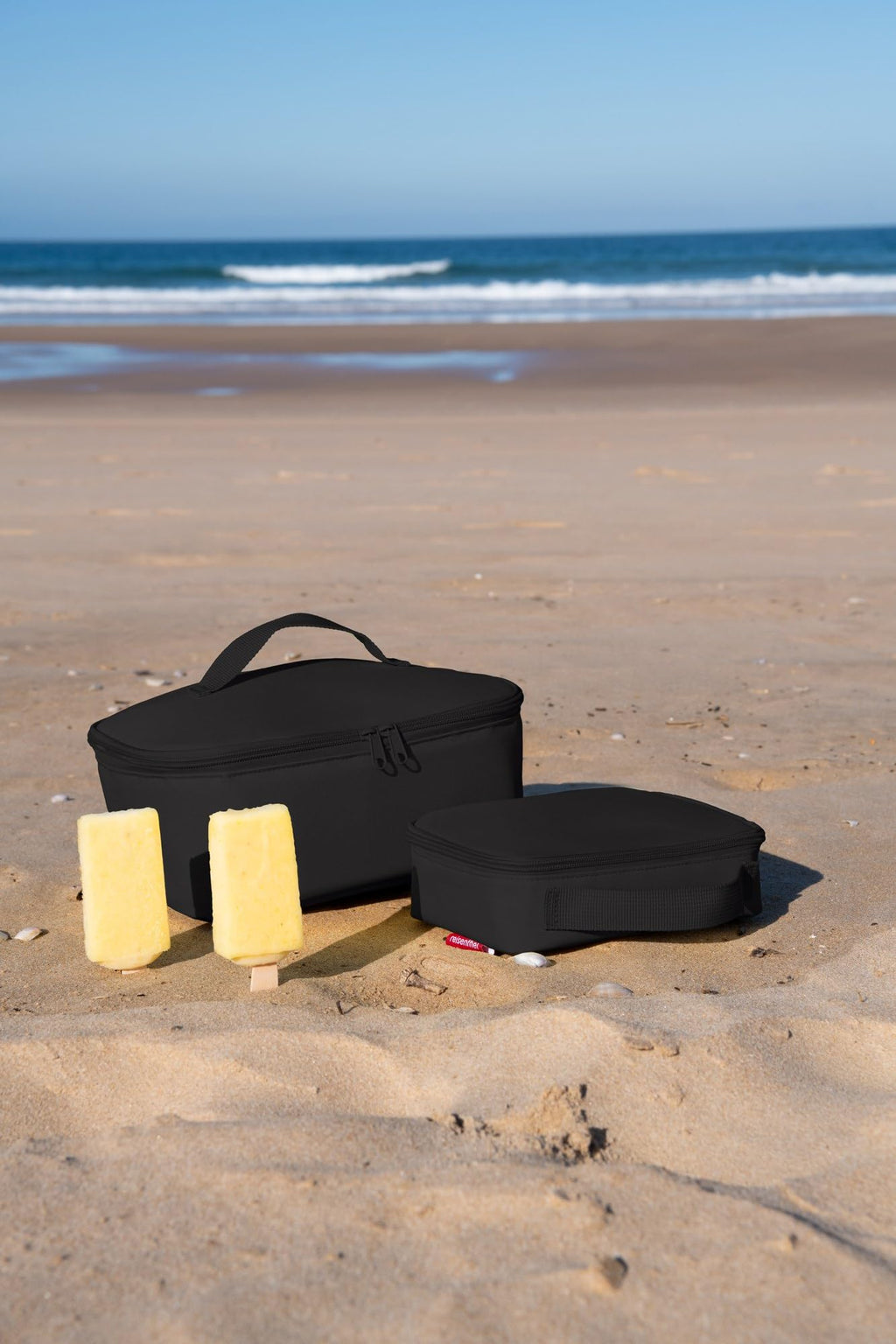 reisenthel coolerbag M Pocket in Schwarz – Kühltasche aus recycelten PET-Flaschen – Ideal für das Mittagessen unterwegs
