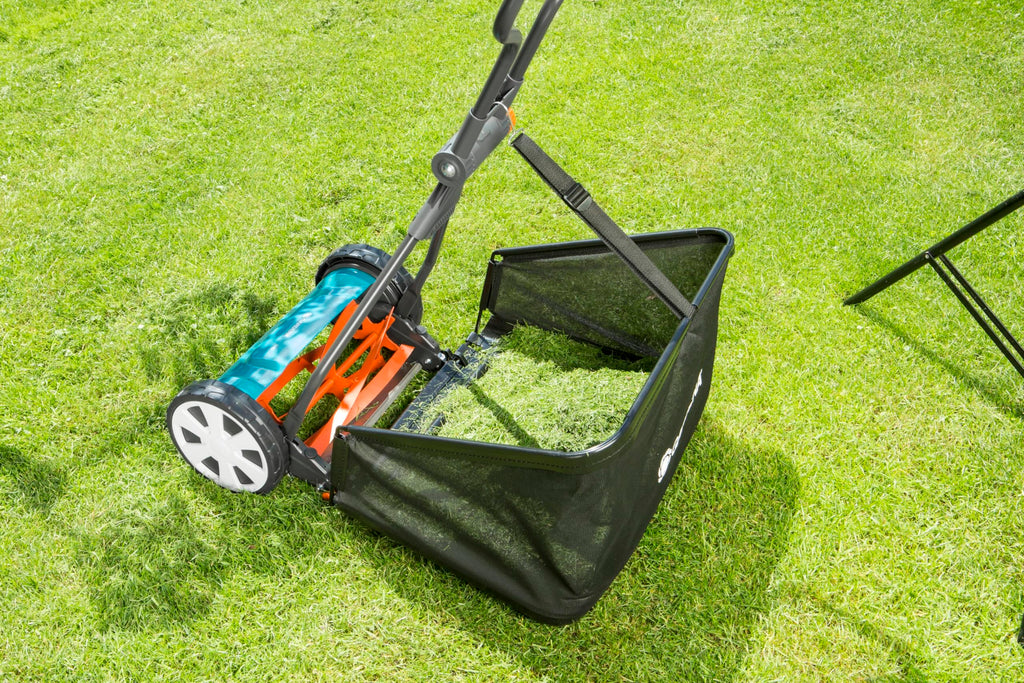 Gardena Classic Spindelmäher 330: Handrasenmäher mit 33cm Arbeitsbreite für bis zu 150 m² Rasenfläche, Messerwalze aus Qualitätsstahl, berührungslose Schneidetechnik, geräuscharm und präzise (4027-20)