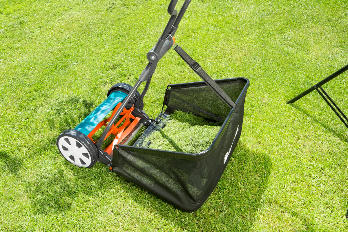 Gardena Classic Spindelmäher 330: Handrasenmäher mit 33cm Arbeitsbreite für bis zu 150 m² Rasenfläche, Messerwalze aus Qualitätsstahl, berührungslose Schneidetechnik, geräuscharm und präzise (4027-20)