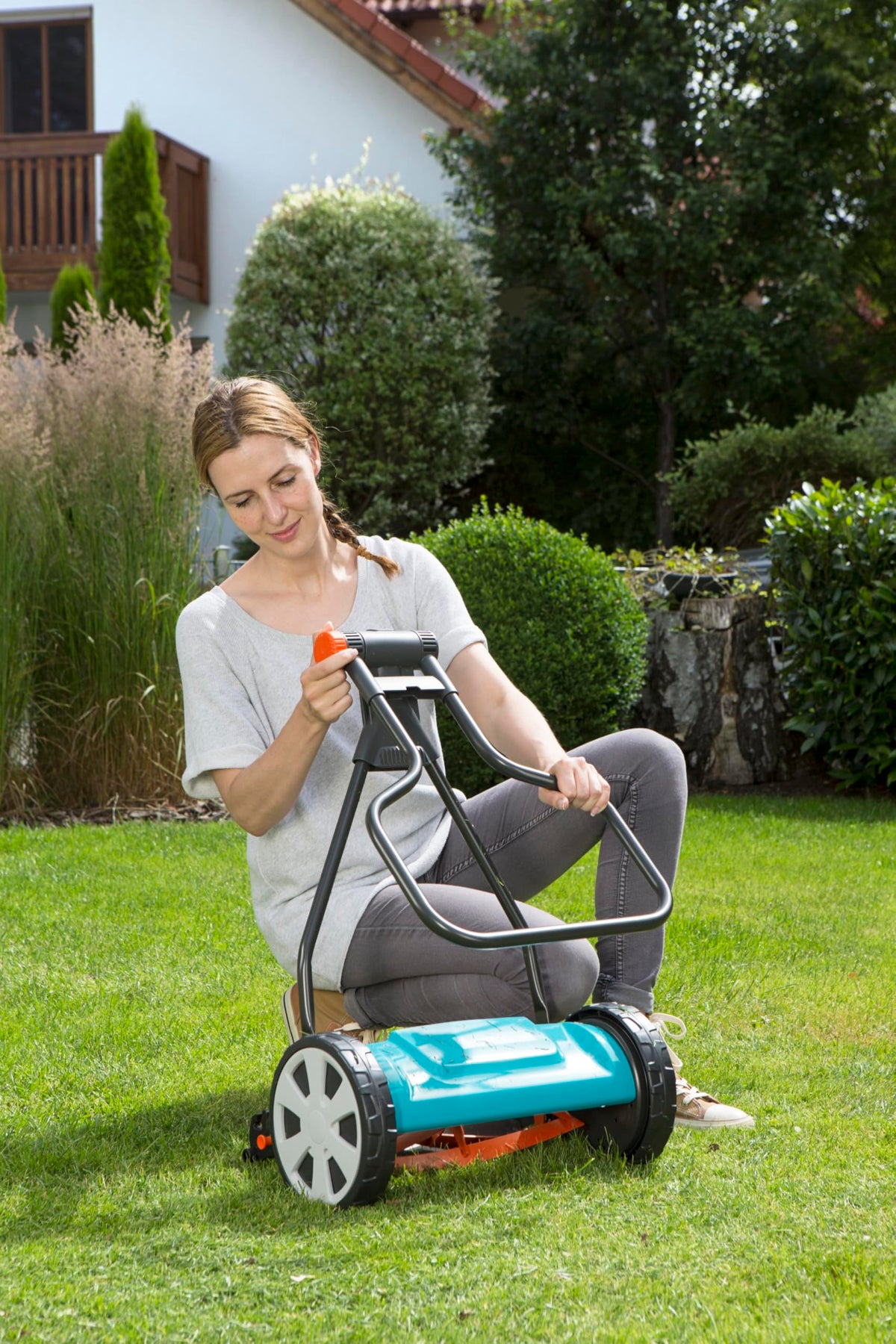 Gardena Classic Spindelmäher 330: Handrasenmäher mit 33cm Arbeitsbreite für bis zu 150 m² Rasenfläche, Messerwalze aus Qualitätsstahl, berührungslose Schneidetechnik, geräuscharm und präzise (4027-20)