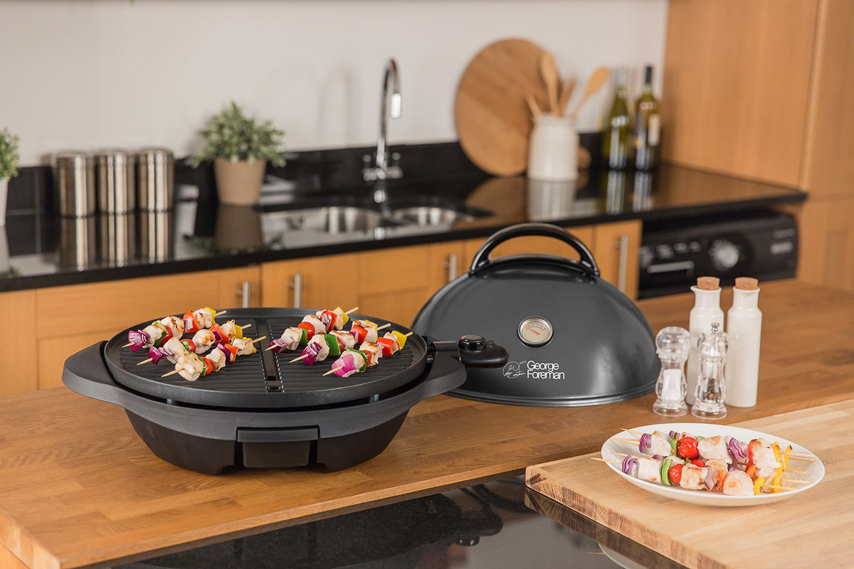 George Foreman Grill 2in1 Elektrogrill [Testsieger]: Standgrill & Tischgrill (Innen- & Außennutzung, Balkon & Küche, Ø44,5cm, Temperaturanzeige, Fettauffangschale, 2400W) Kugelgrill 22460-56, Schwarz