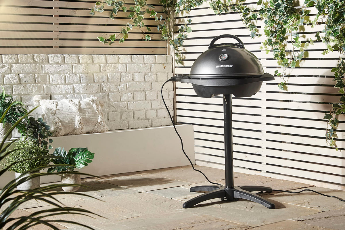 George Foreman Grill 2in1 Elektrogrill [Testsieger]: Standgrill & Tischgrill (Innen- & Außennutzung, Balkon & Küche, Ø44,5cm, Temperaturanzeige, Fettauffangschale, 2400W) Kugelgrill 22460-56, Schwarz