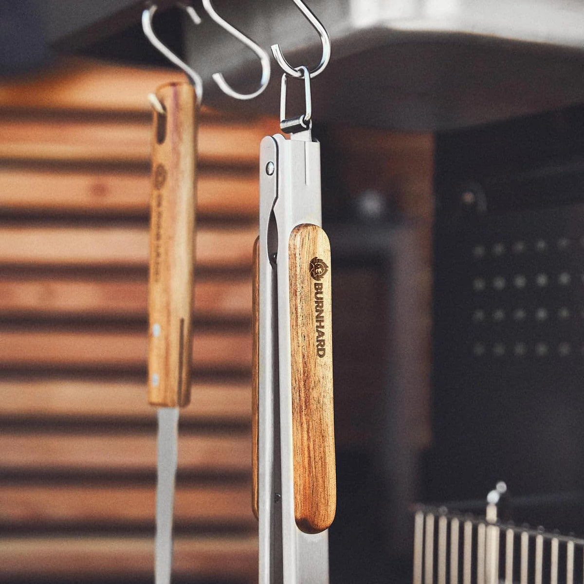 BURNHARD® Lange Edelstahl Grillzange (45 cm) Akazien-Holzgriff, Grill-Zubehör, Aufhänge-Ösen
