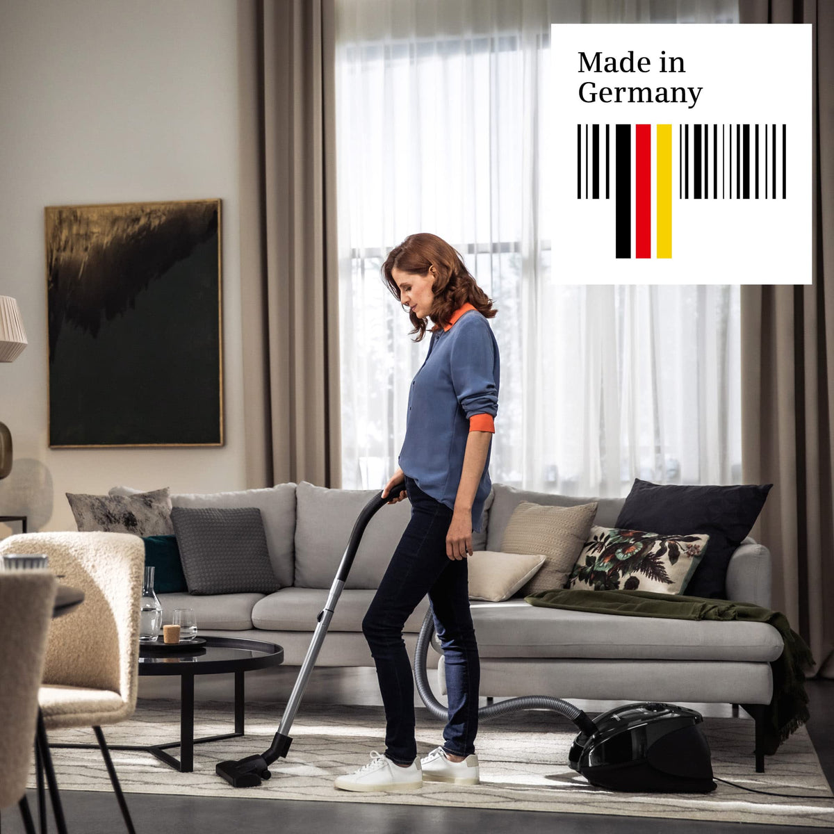 Siemens Staubsauger mit Beutel synchropower VS06B112A, Bodenstaubsauger, Hygiene-Filter, Bodendüse für Parkett, Teppich, Fliesen, starke Saugleistung, langes Kabel, Fugendüse, 700 W, schwarz