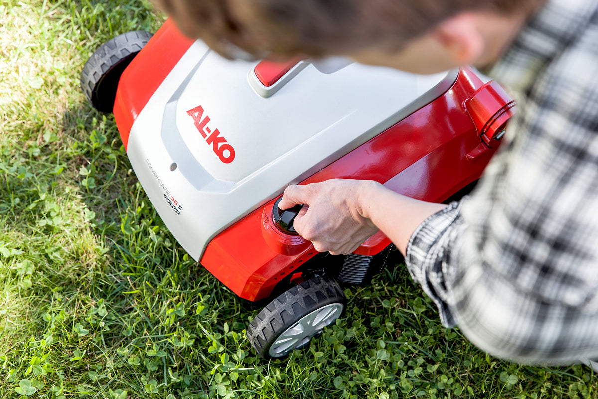 AL-KO Elektro-Vertikutierer Combi Care 36 E Comfort (36 cm Arbeitsbreite, 1500 Watt Motorleistung, Arbeitstiefe zentral verstellbar, inkl. Vertikutierwalze, Lüfterwalze für Rasenflächen bis 800 m²)