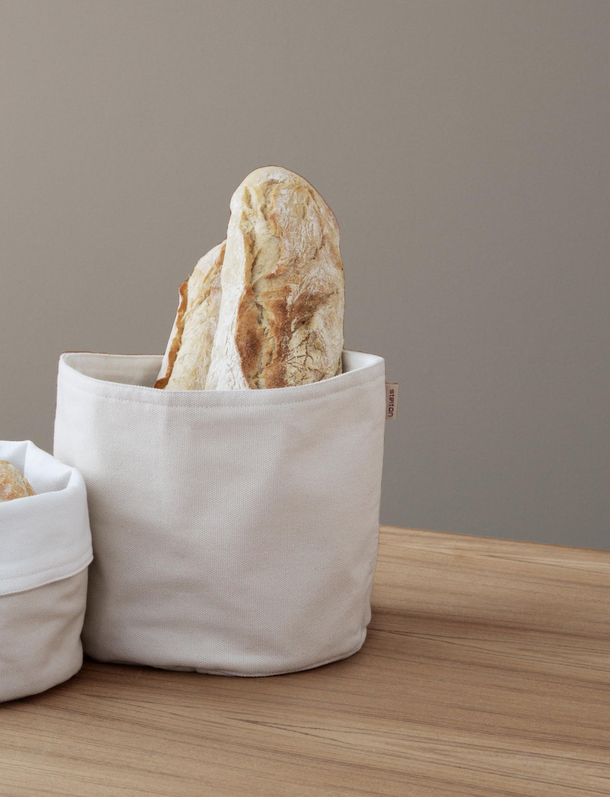 Stelton Brottasche - 100% OEKO-TEX Baumwolle - Faltbar - Maschinenwaschbar - Als Brotaufbewahrung oder als Tischbrotkorb vielseitig einsetzbar, Design von Klaus Rath, Sand/Weiß