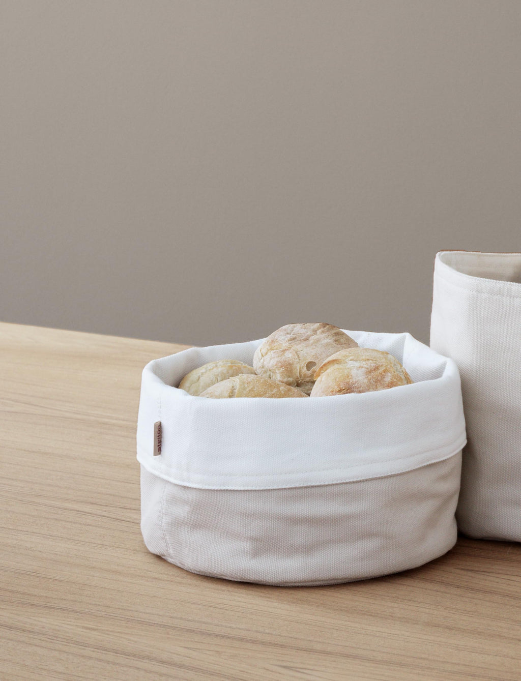 Stelton Brottasche - 100% OEKO-TEX Baumwolle - Faltbar - Maschinenwaschbar - Als Brotaufbewahrung oder als Tischbrotkorb vielseitig einsetzbar, Design von Klaus Rath, Sand/Weiß