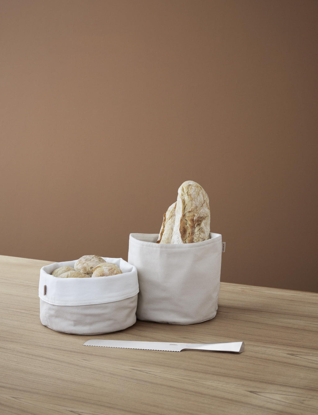 Stelton Brottasche - 100% OEKO-TEX Baumwolle - Faltbar - Maschinenwaschbar - Als Brotaufbewahrung oder als Tischbrotkorb vielseitig einsetzbar, Design von Klaus Rath, Sand/Weiß