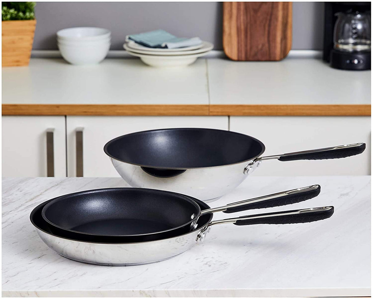 Amazon Basics 3-teiliges Brat- und Wokpfannen-Set mit Antihaftbeschichtung, induktionsgeeignet, mit bequemem Griff, Edelstahl, 24/28/28 cm