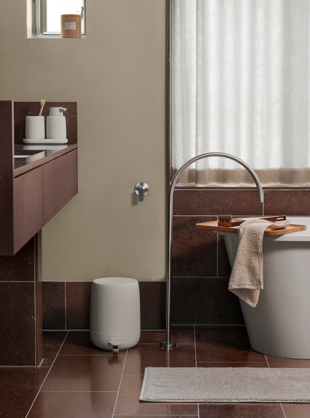 blomus Seifenspender -SONO- 250 ml aus Keramik | Handseifenspender in Beige | Ø8 x 14H cm |Farbe Moonbeam | Flüssigseifenspender mit Pumpkopf