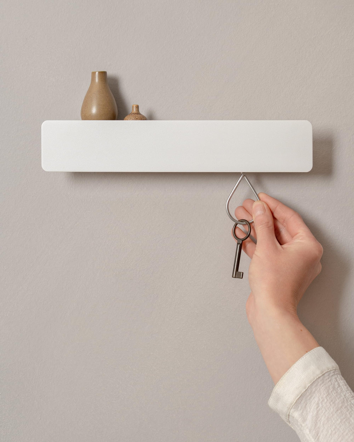 Kazai. Schlüsselbrett 'Kian' | Minimalistisches Schlüsselhaken-Design aus Berlin | Moderner Schlüsselhalter mit Ablage aus Metall | Schlüsselregal als Flur Möbel für die Wand | Weiß