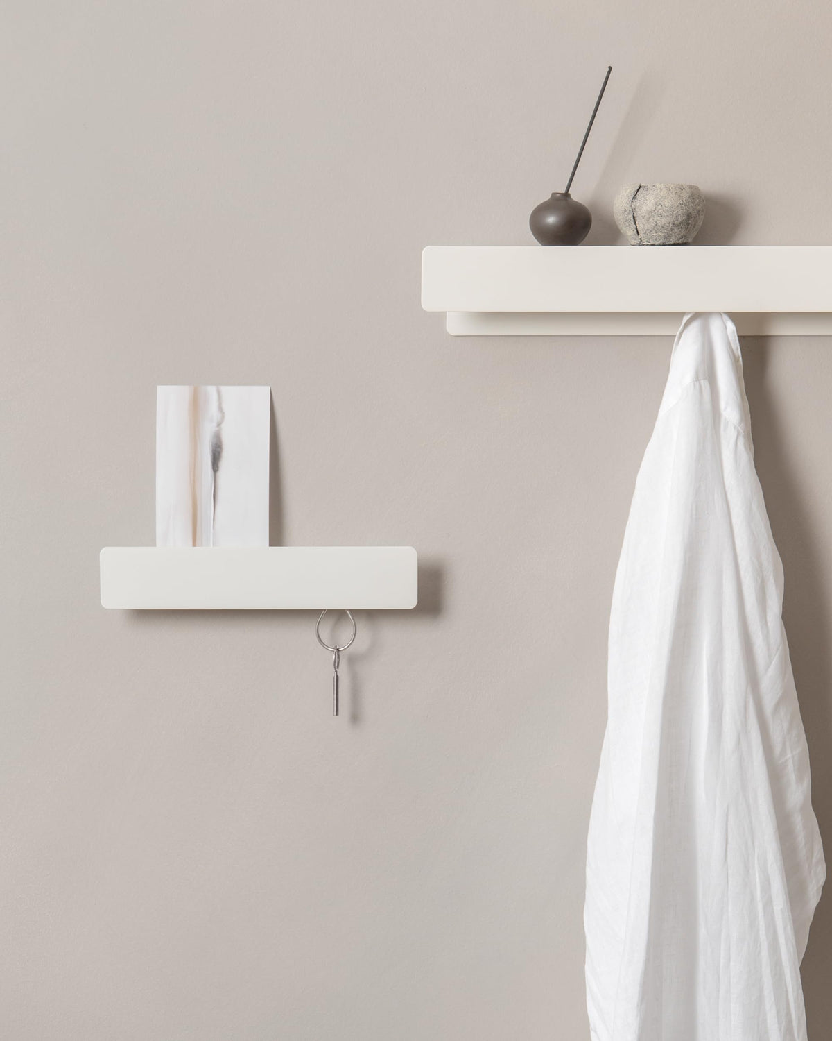 Kazai. Schlüsselbrett 'Kian' | Minimalistisches Schlüsselhaken-Design aus Berlin | Moderner Schlüsselhalter mit Ablage aus Metall | Schlüsselregal als Flur Möbel für die Wand | Weiß