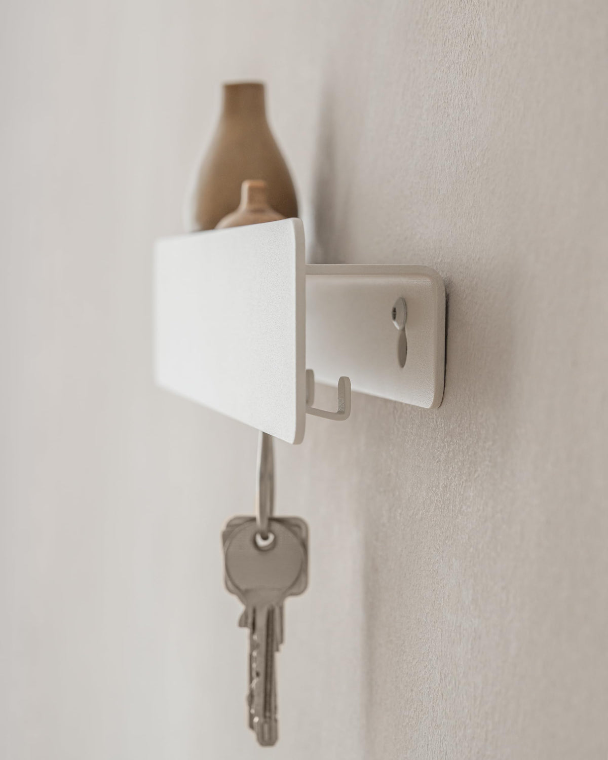 Kazai. Schlüsselbrett 'Kian' | Minimalistisches Schlüsselhaken-Design aus Berlin | Moderner Schlüsselhalter mit Ablage aus Metall | Schlüsselregal als Flur Möbel für die Wand | Weiß