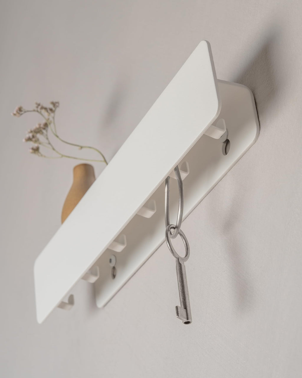 Kazai. Schlüsselbrett 'Kian' | Minimalistisches Schlüsselhaken-Design aus Berlin | Moderner Schlüsselhalter mit Ablage aus Metall | Schlüsselregal als Flur Möbel für die Wand | Weiß