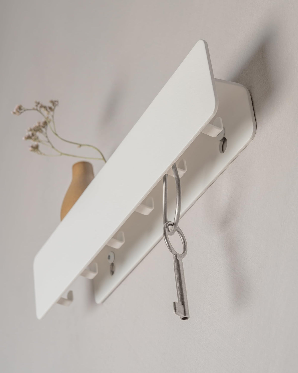 Kazai. Schlüsselbrett 'Kian' | Minimalistisches Schlüsselhaken-Design aus Berlin | Moderner Schlüsselhalter mit Ablage aus Metall | Schlüsselregal als Flur Möbel für die Wand | Weiß