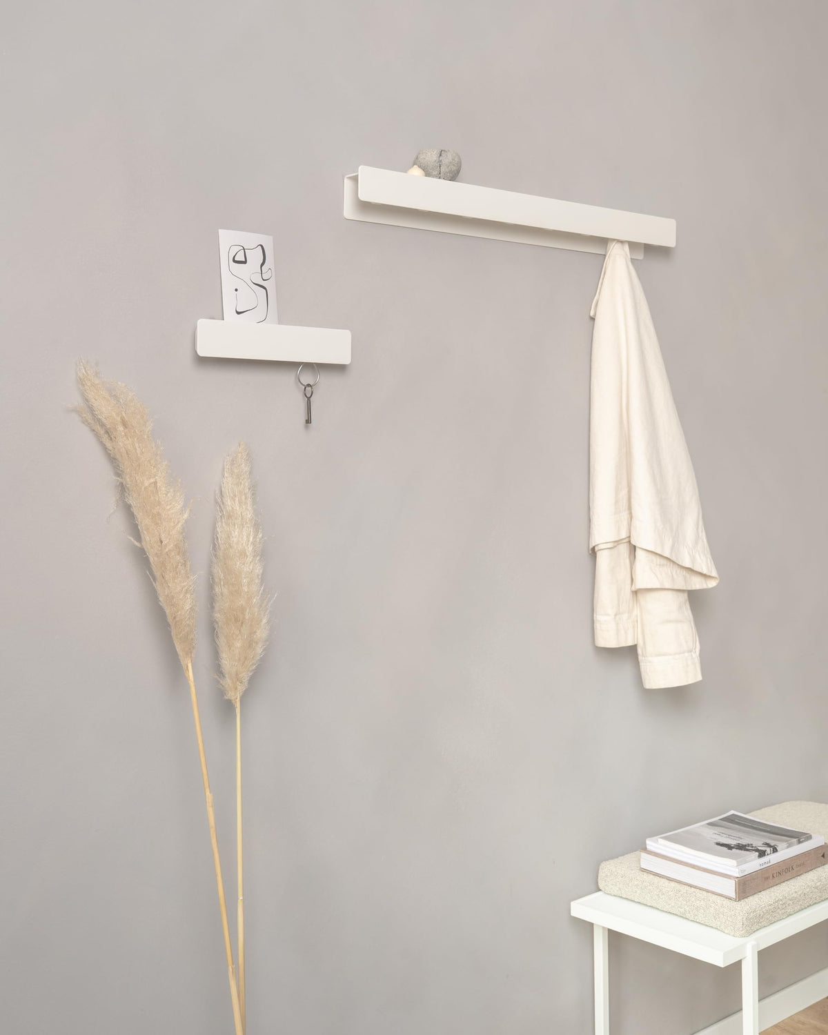 Kazai. Schlüsselbrett 'Kian' | Minimalistisches Schlüsselhaken-Design aus Berlin | Moderner Schlüsselhalter mit Ablage aus Metall | Schlüsselregal als Flur Möbel für die Wand | Weiß