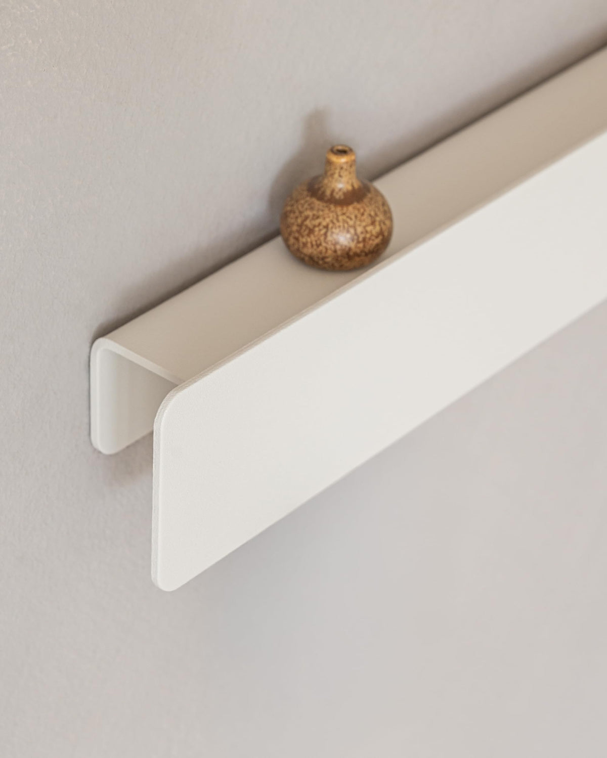 Kazai. Schlüsselbrett 'Kian' | Minimalistisches Schlüsselhaken-Design aus Berlin | Moderner Schlüsselhalter mit Ablage aus Metall | Schlüsselregal als Flur Möbel für die Wand | Weiß