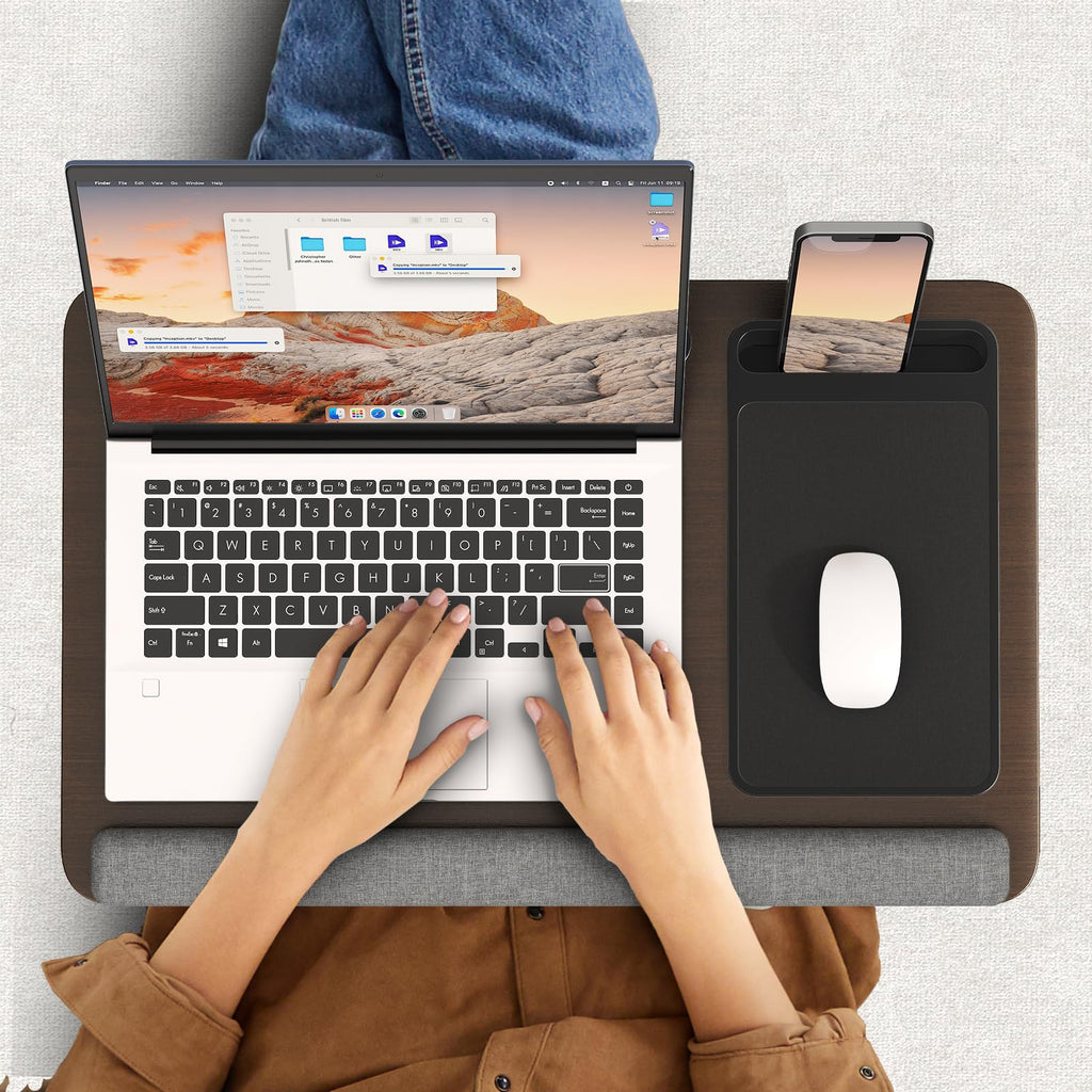 PUTORSEN Laptopkissen für Bett mit Kissen, Laptop Ständer Mausunterlage Passen bis zu 17,3 Zoll Notebook, Höhenverstellbar Lapdesk mit Tablet und Telefon Rille für Lernen, Braun