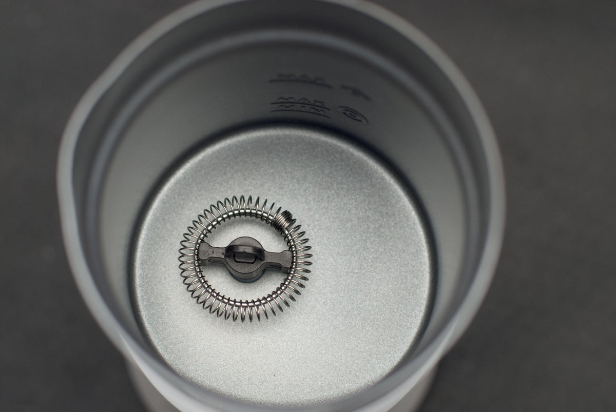 Caso Fomini Crema Design Milchaufschäumer,Testurteil Sehr Gut, für cremigen Milchschaum kalt und heiß, ideal für Latte Macciato, Kakao, hochwertiges Gehäuse
