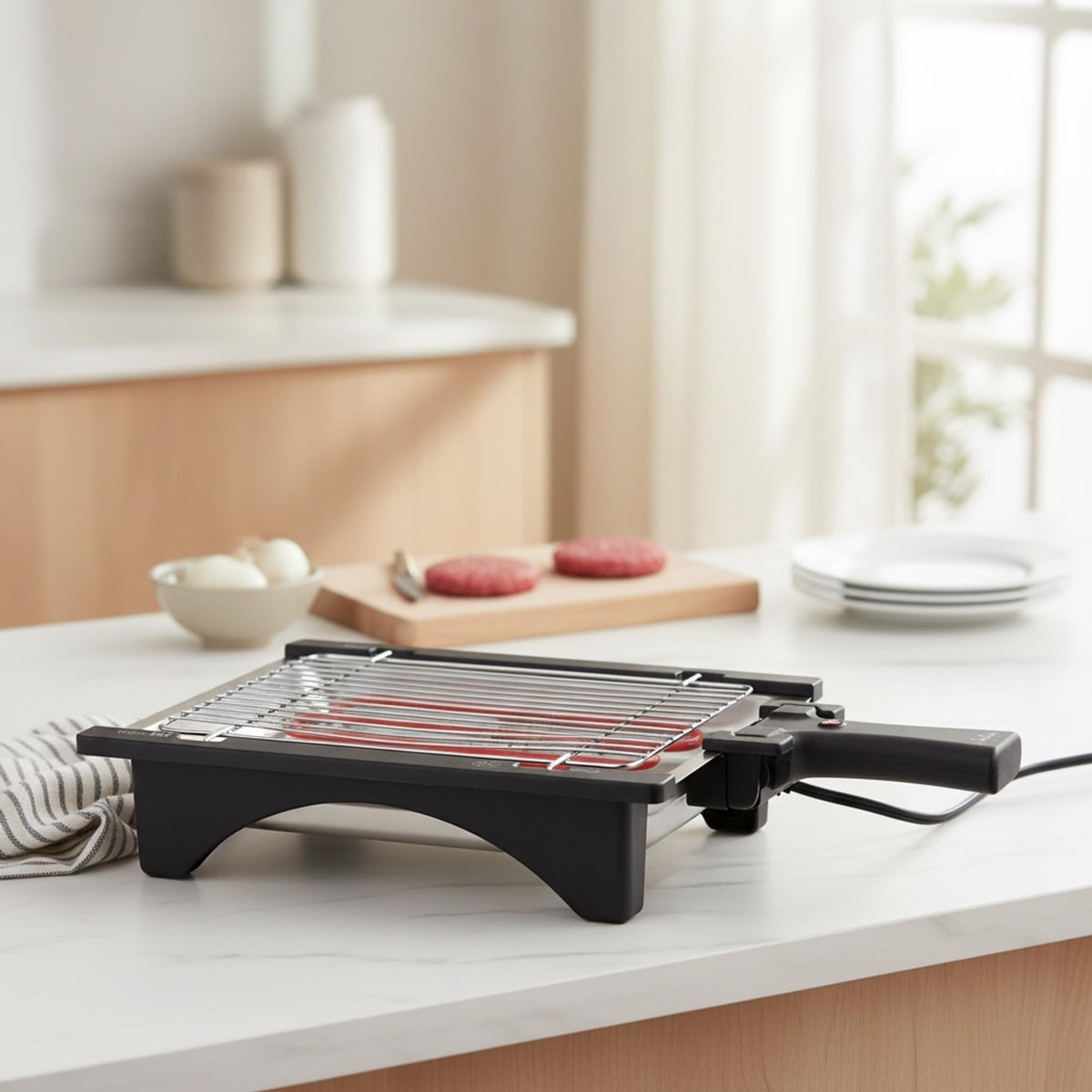 Jata BQ95 Elektrogrill, perfekt für zwei Personen, ohne Rauch, ohne Gerüche, abnehmbarer Grill mit 2 Höhen, Tablett aus Edelstahl, gesunde Küche mit Wasser [Energieeffizienzklasse A]