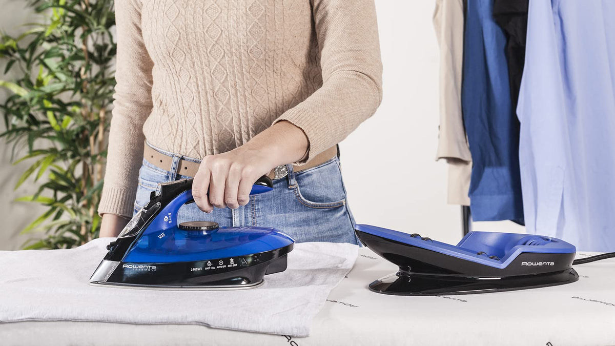 Rowenta Freemove Dampfbügeleisen kabellos, 2400W, 27 g/min kontinuierliche Dampfleistung, 115 g/min Dampfstoß, kabellose Technologie, ergonomisches Design, blau/schwarz, DE5010