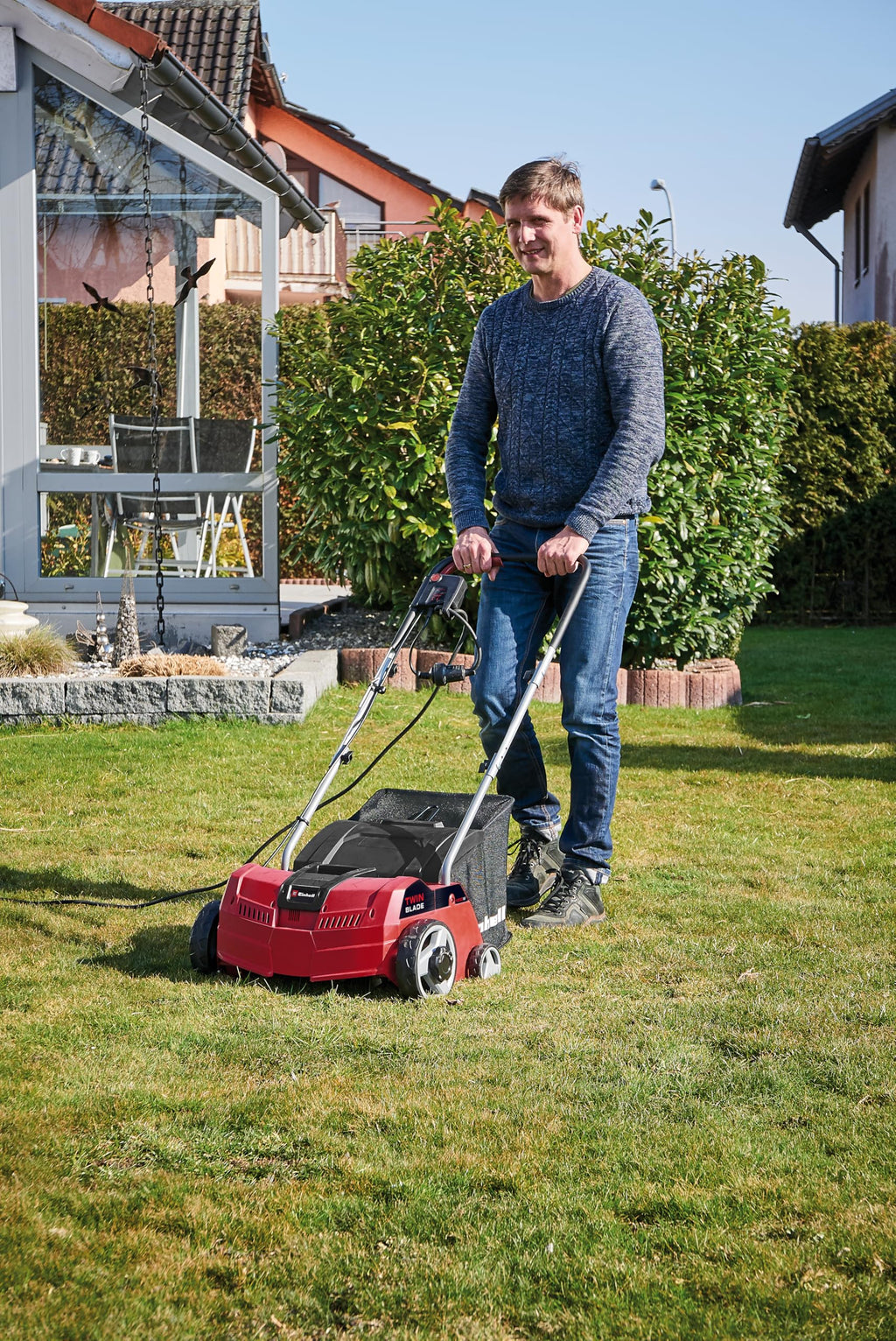 Einhell Elektro-Vertikutierer-Lüfter GC-SA 1231/1 (230 V, bis 300 m², 1.2 W, 28l Fangsack, kugelgelagerte Messerwalze + Lüfterwalze, 3 Stufen Arbeitstiefe, klappbarer Führungsholm)