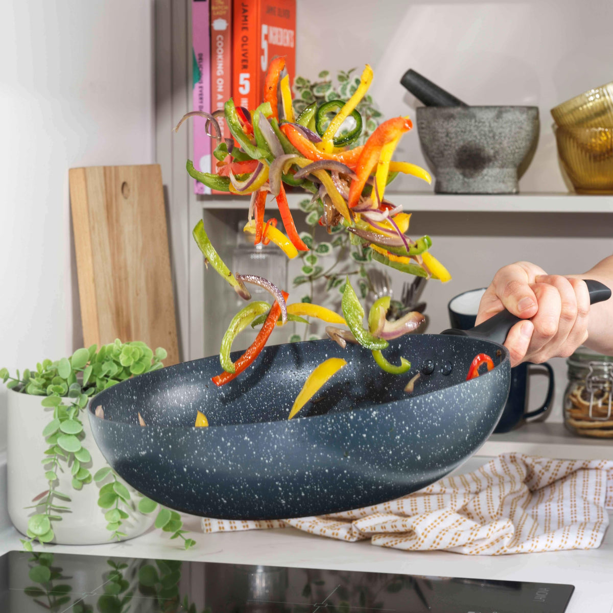 Russell Hobbs RH00851EU Frittierpfanne Mit Tiefem Rühren - 28cm antihaft Wok Pfanne, BPA/PFOA-frei, einfache Reinigung, Alle Kochfelder geeignet, Soft-Touch-Griffe Nightfall Stone, Blau Marmor