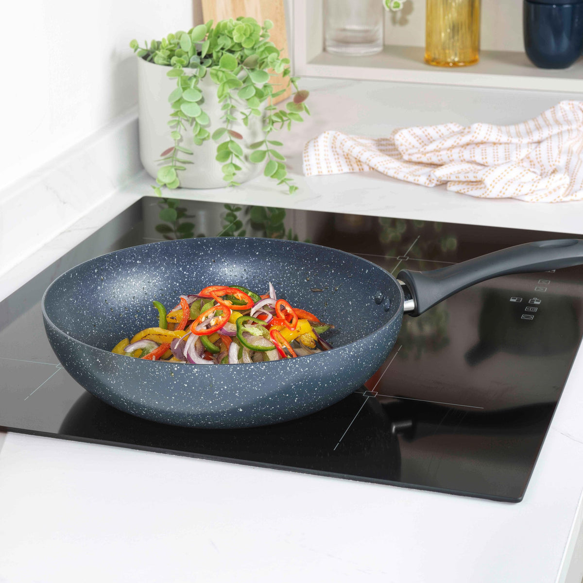 Russell Hobbs RH00851EU Frittierpfanne Mit Tiefem Rühren - 28cm antihaft Wok Pfanne, BPA/PFOA-frei, einfache Reinigung, Alle Kochfelder geeignet, Soft-Touch-Griffe Nightfall Stone, Blau Marmor