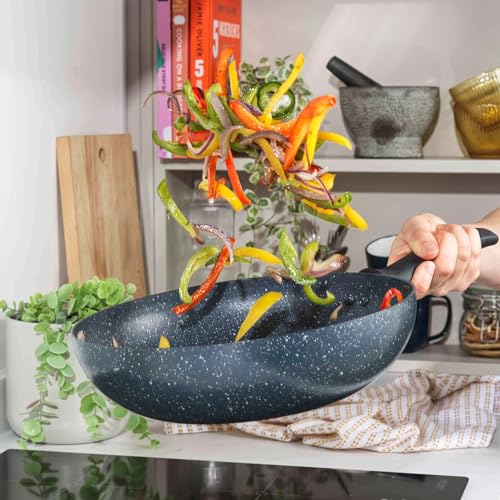 Russell Hobbs RH00851EU Frittierpfanne Mit Tiefem Rühren - 28cm antihaft Wok Pfanne, BPA/PFOA-frei, einfache Reinigung, Alle Kochfelder geeignet, Soft-Touch-Griffe Nightfall Stone, Blau Marmor