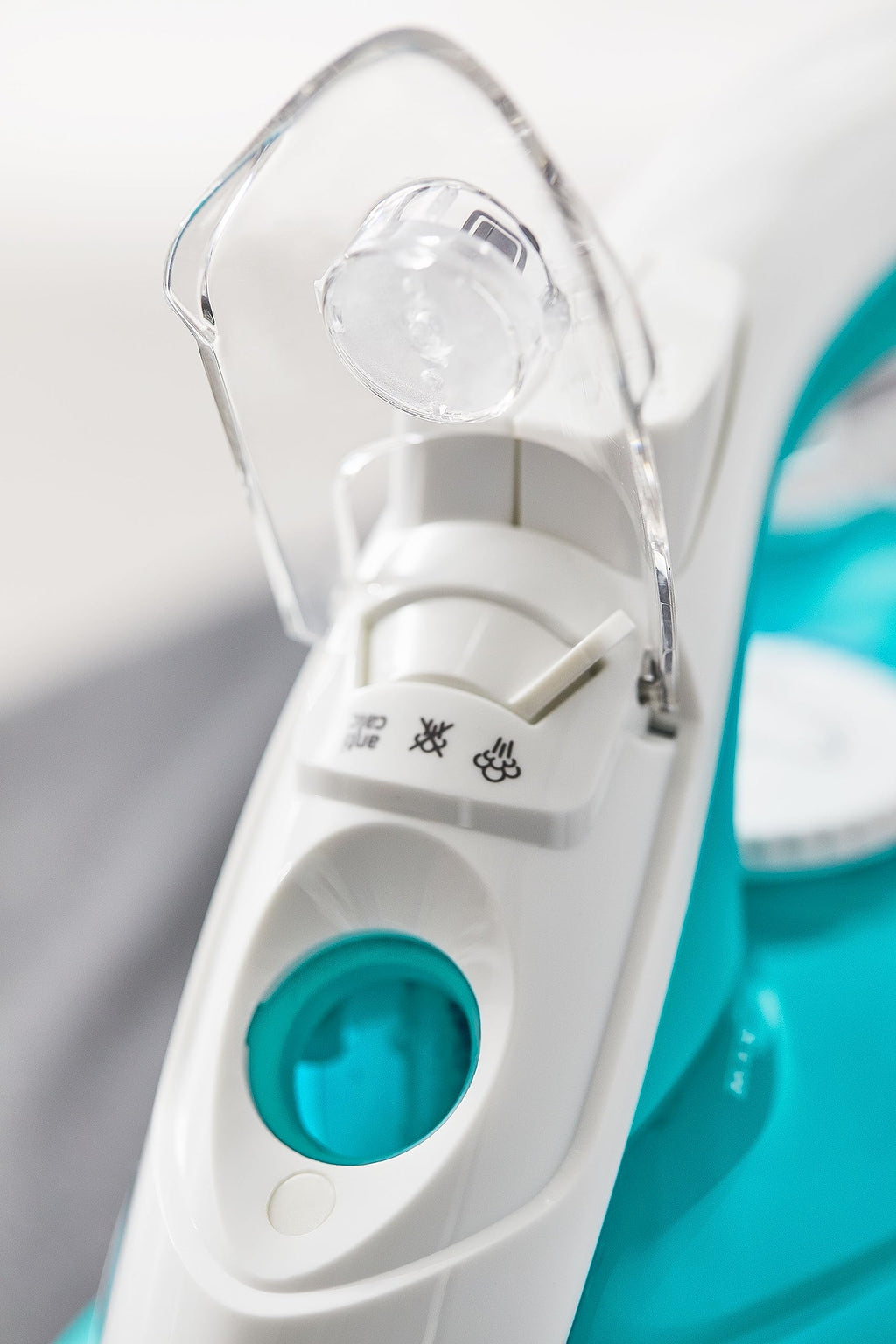 Tefal Freemove Air kabelloses Dampfbügeleisen, 2400 W, 25g/Min-Dauerdampf, 115g/Min-Dampfstoß, Bügeleisen kabellos, einfaches Aufladen, Tropfstopp, automatisches Abschalten, türkis/weiß, FV6520
