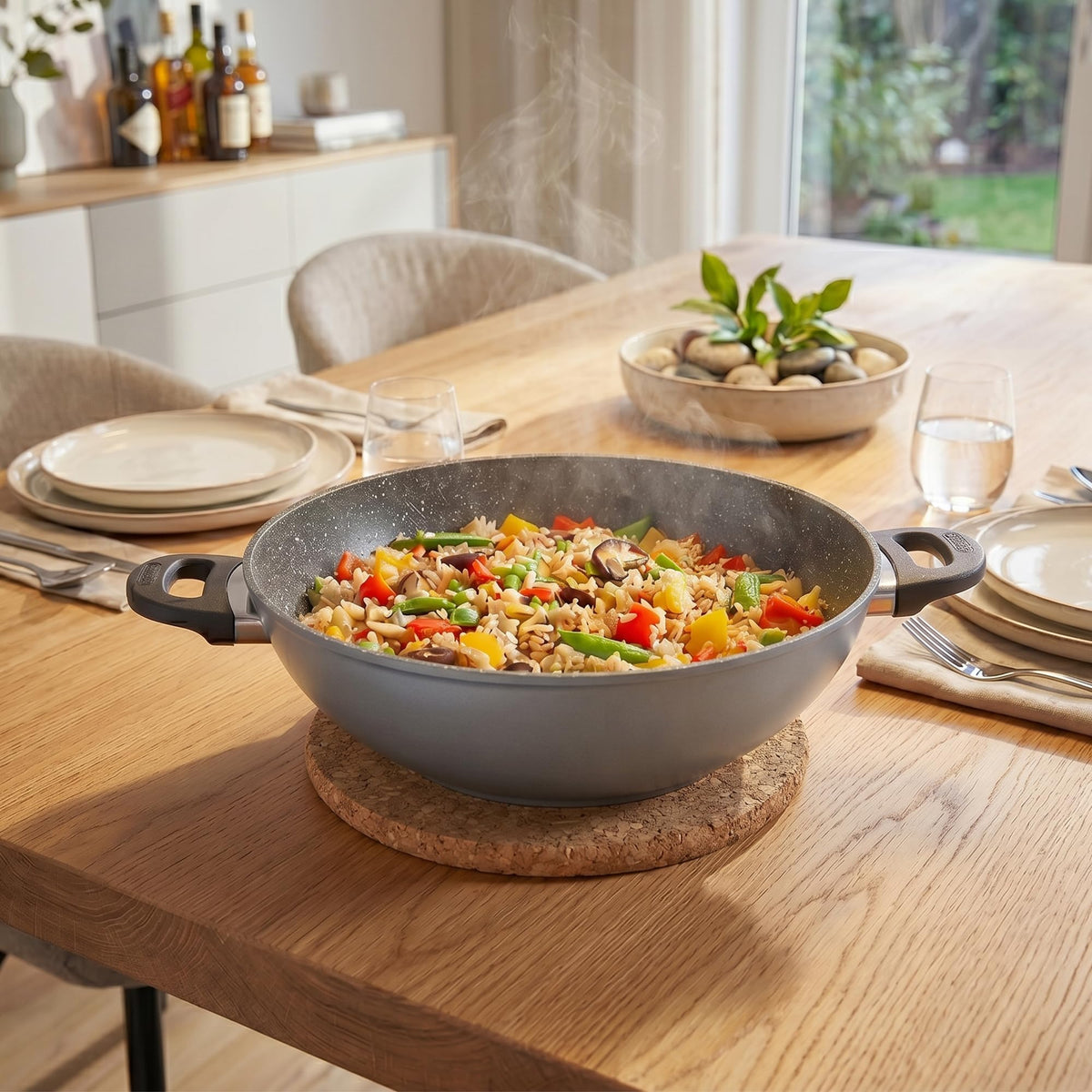 STONELINE Wok 32 cm, mit Deckel, Aluguss, Wok Pfanne beschichtet mit echten Steinpartikeln, grau, ohne Fett oder Öl kochen und braten, großer Wok Induktion