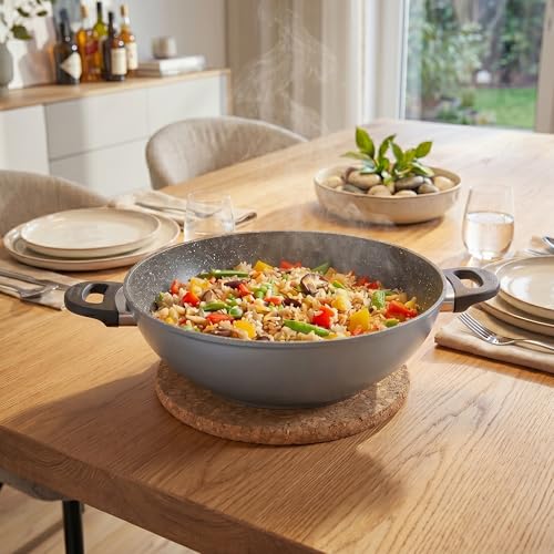 STONELINE Wok 32 cm, mit Deckel, Aluguss, Wok Pfanne beschichtet mit echten Steinpartikeln, grau, ohne Fett oder Öl kochen und braten, großer Wok Induktion