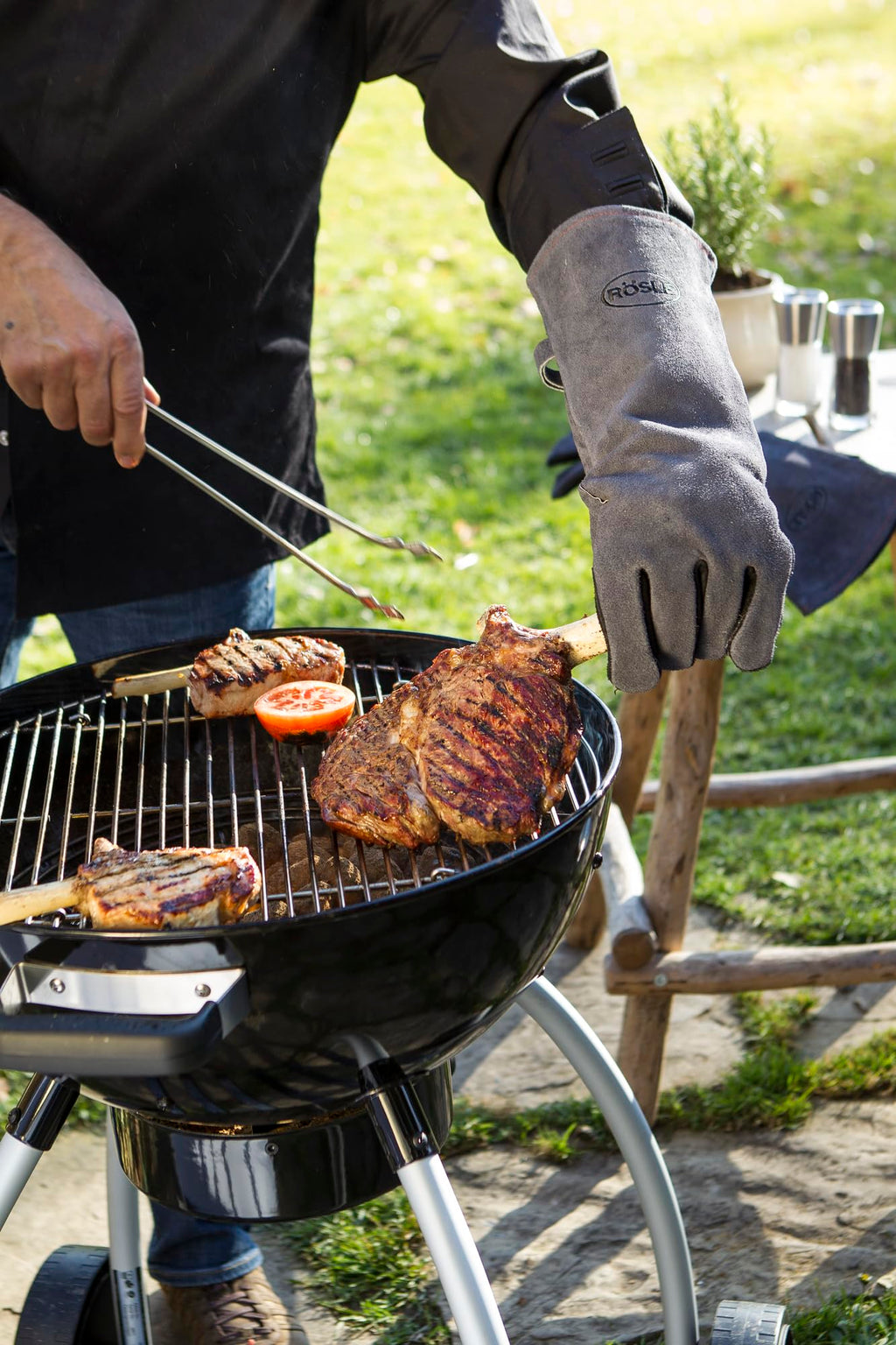 RÖSLE Holzkohle-Kugelgrill No.1 Sport F50, Hochwertiger Kohlegrill mit einstellbarer Luftzufuhr, Deckelscharnier, Deckelthermometer, stabiler Ablage, extra großer Grillfläche und Grillraum