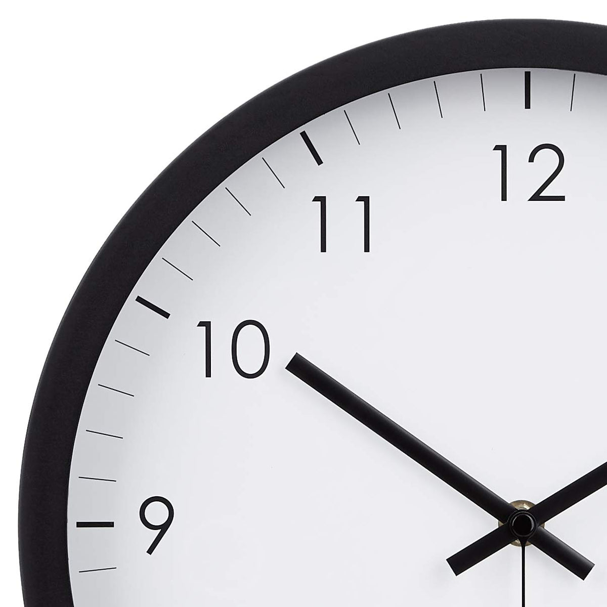 Amazon Basics Klassische 30 cm Leicht Ablesbare Lautlose Batteriebetriebene Runde Wanduhr, Schwarz