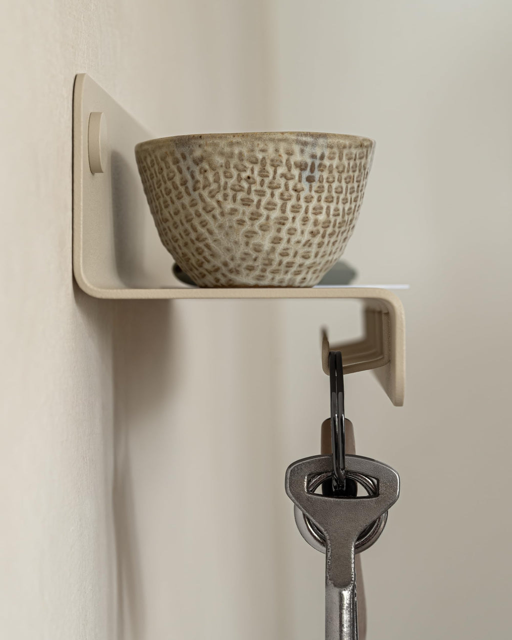 Kazai. Schlüsselbrett 'Holmsen' | Minimalistisches Schlüsselhaken-Design aus Berlin | Moderner Schlüsselhalter mit Ablage aus Metall | Schlüsselboard als Flur Möbel für die Wand | Taupe-Sand