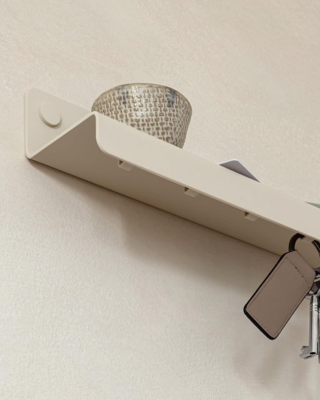 Kazai. Schlüsselbrett 'Holmsen' | Minimalistisches Schlüsselhaken-Design aus Berlin | Moderner Schlüsselhalter mit Ablage aus Metall | Schlüsselboard als Flur Möbel für die Wand | Taupe-Sand
