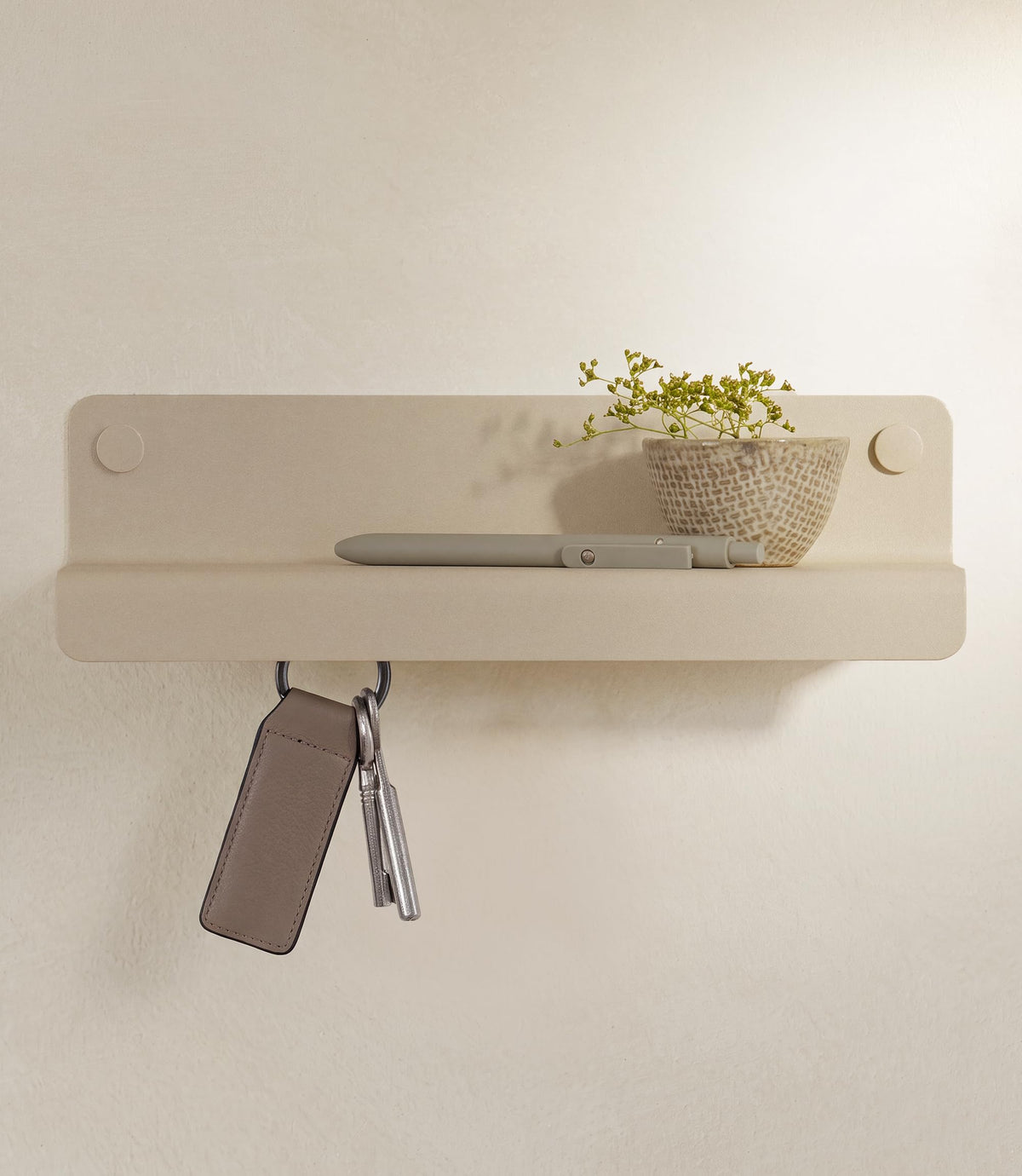 Kazai. Schlüsselbrett 'Holmsen' | Minimalistisches Schlüsselhaken-Design aus Berlin | Moderner Schlüsselhalter mit Ablage aus Metall | Schlüsselboard als Flur Möbel für die Wand | Taupe-Sand