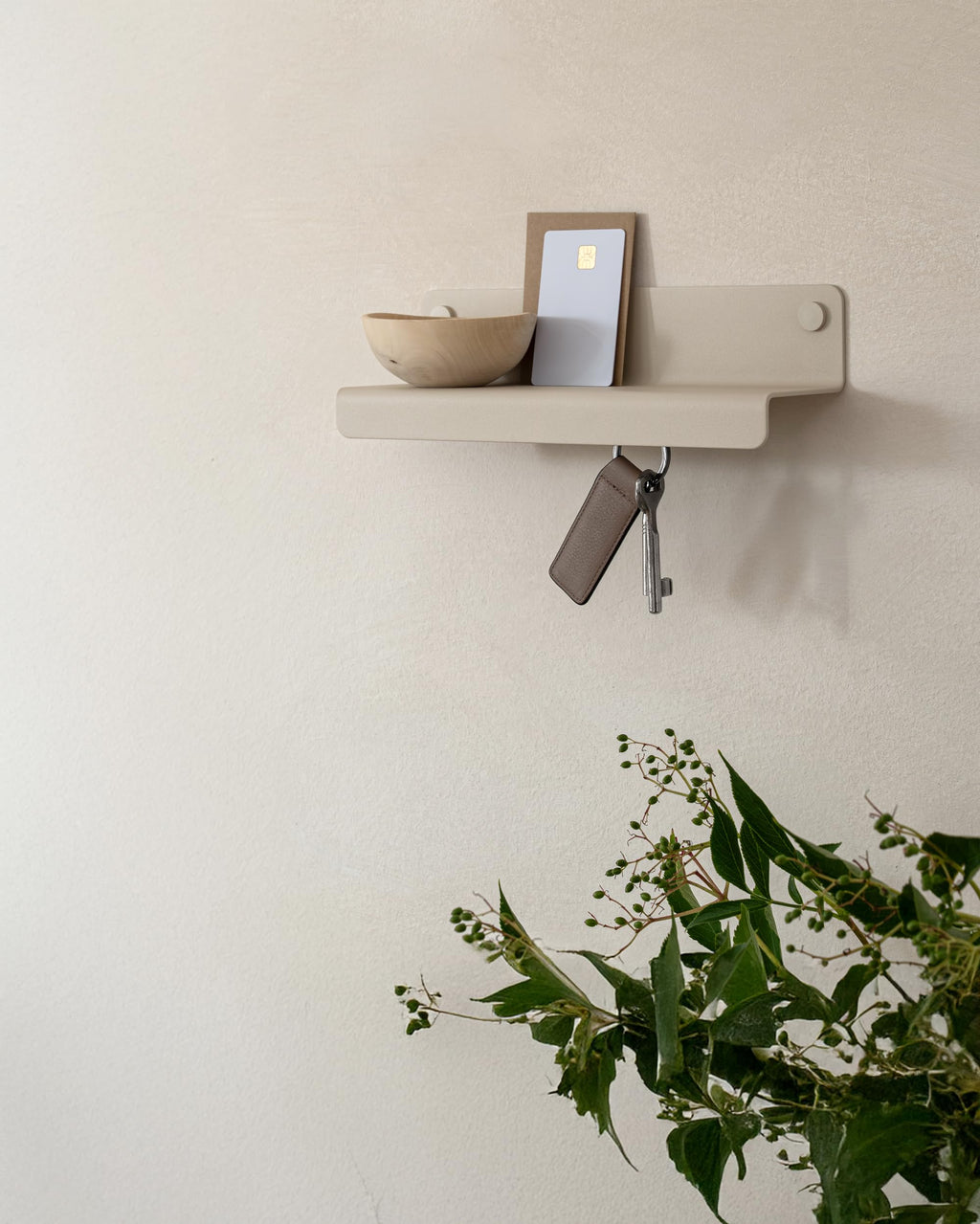 Kazai. Schlüsselbrett 'Holmsen' | Minimalistisches Schlüsselhaken-Design aus Berlin | Moderner Schlüsselhalter mit Ablage aus Metall | Schlüsselboard als Flur Möbel für die Wand | Taupe-Sand