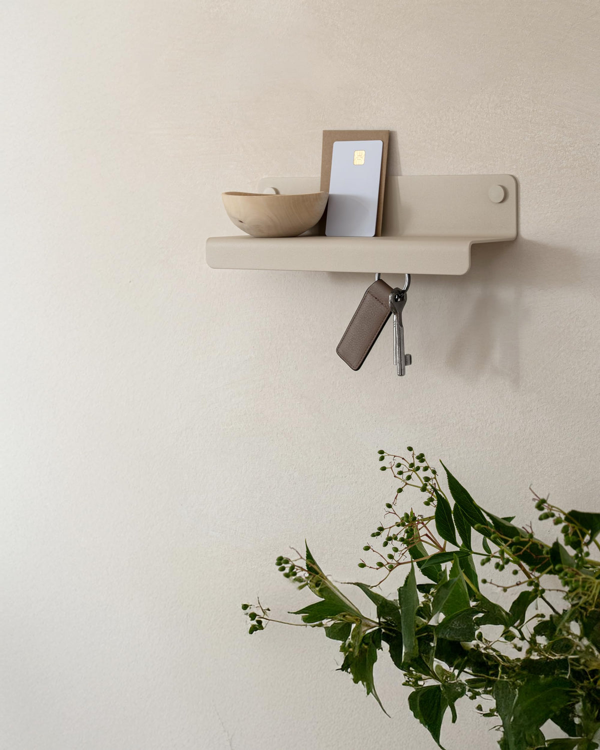 Kazai. Schlüsselbrett 'Holmsen' | Minimalistisches Schlüsselhaken-Design aus Berlin | Moderner Schlüsselhalter mit Ablage aus Metall | Schlüsselboard als Flur Möbel für die Wand | Taupe-Sand