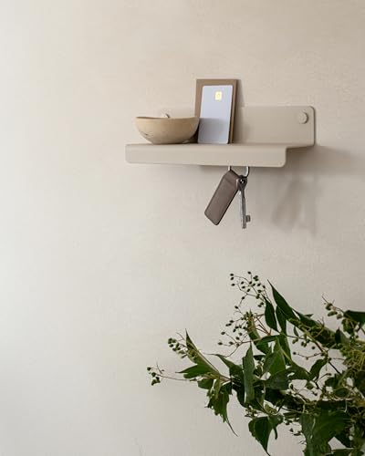 Kazai. Schlüsselbrett 'Holmsen' | Minimalistisches Schlüsselhaken-Design aus Berlin | Moderner Schlüsselhalter mit Ablage aus Metall | Schlüsselboard als Flur Möbel für die Wand | Taupe-Sand