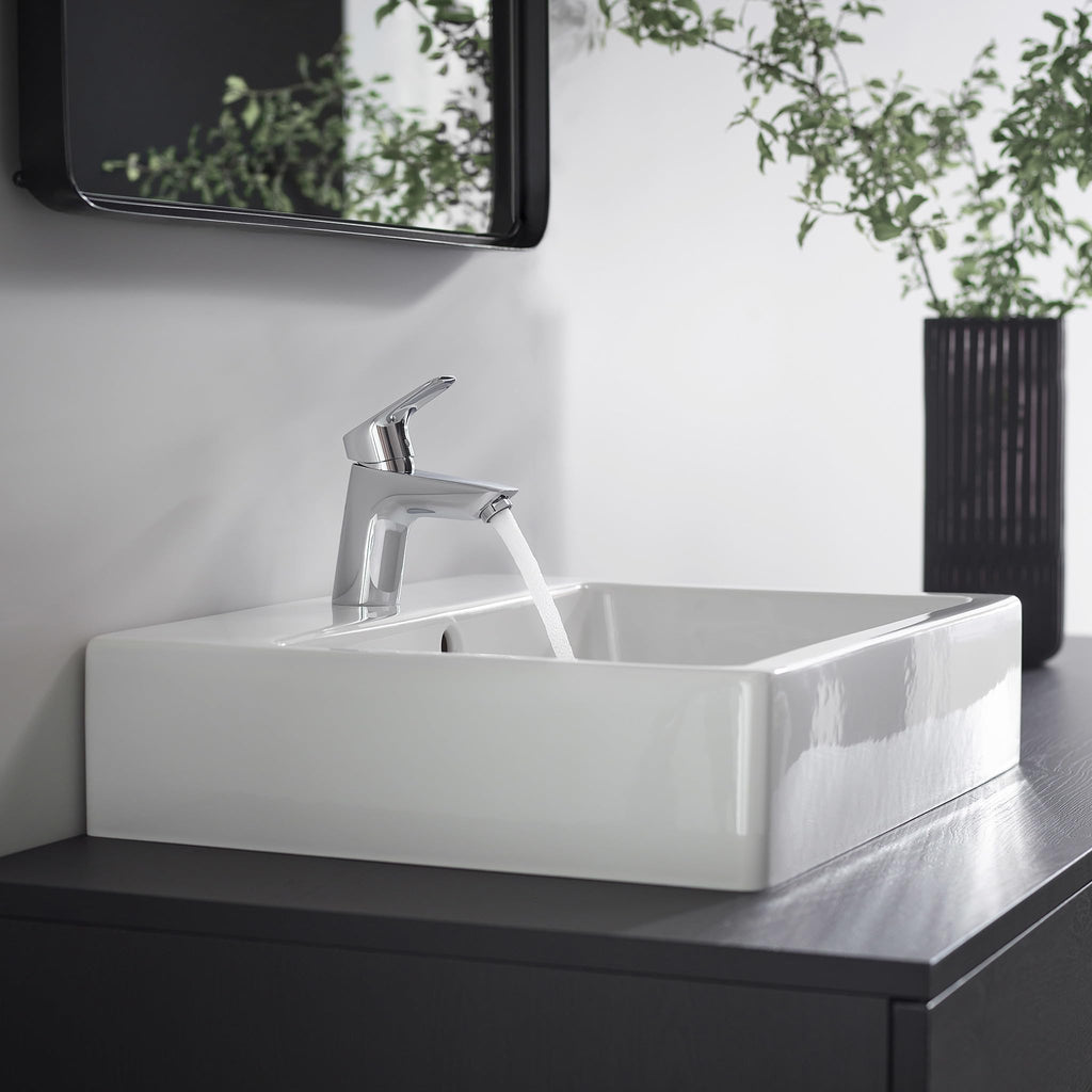 hansgrohe Logis - Waschtischarmatur mit Push-Open Ablauf, Wasserhahn Bad mit Auslauf Höhe 67 mm, Mischbatterie Waschbecken wassersparend (EcoSmart), Chrom, 71077000